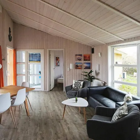 Five-bedroom Holiday In 2 Grömitz